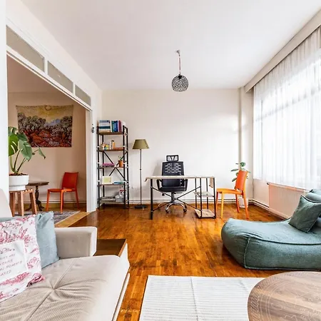 Furnished And Spacious Flat In Central Kadikoy * איסטמבול
