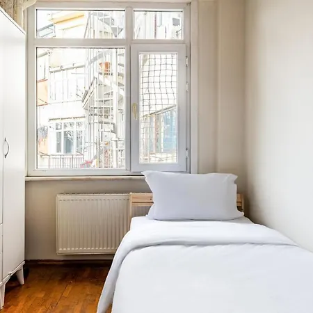 Furnished And Spacious Flat In Central Kadikoy Istambul
